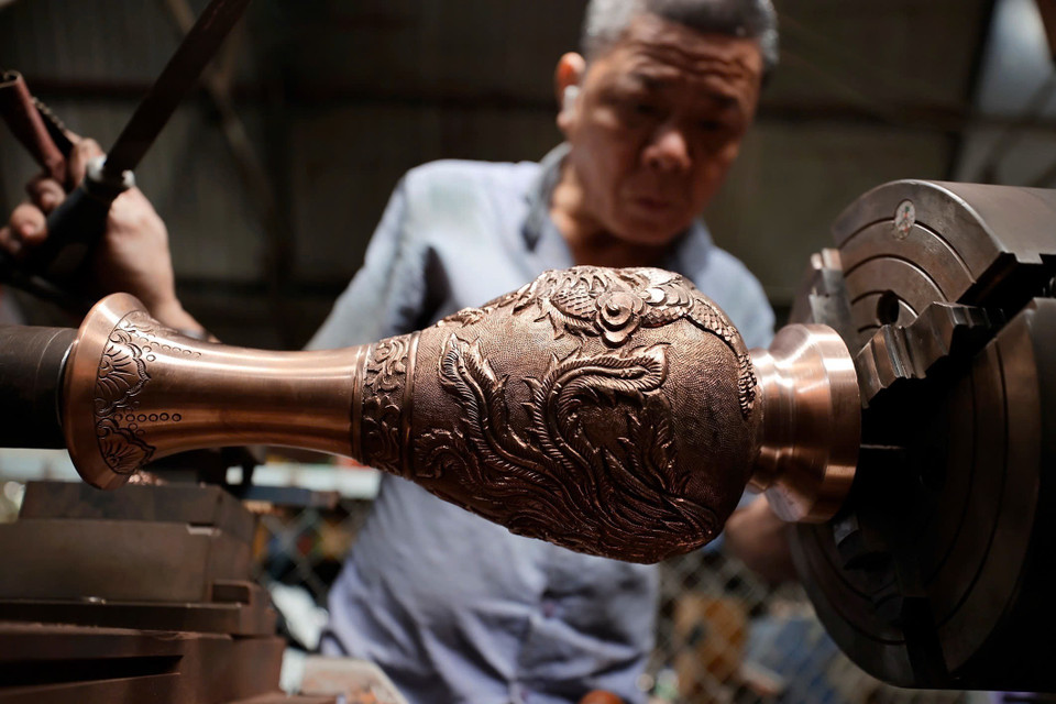 El producto, una vez completada la fundición, es pulido y terminado a mano por los artesanos (Foto: VNA)