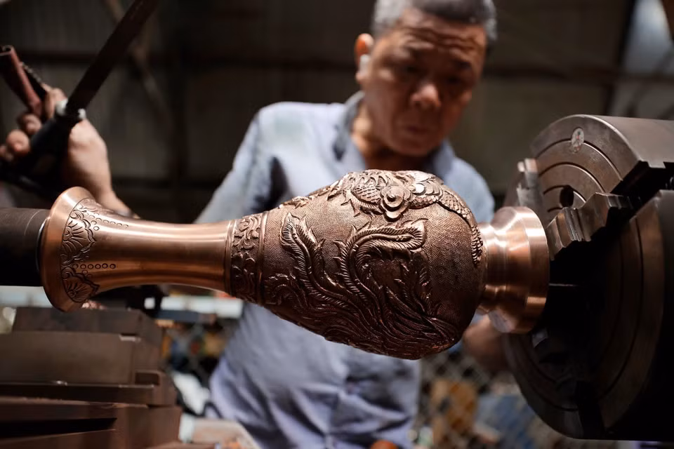 El producto, una vez completada la fundición, es pulido y terminado a mano por los artesanos (Foto: VNA)