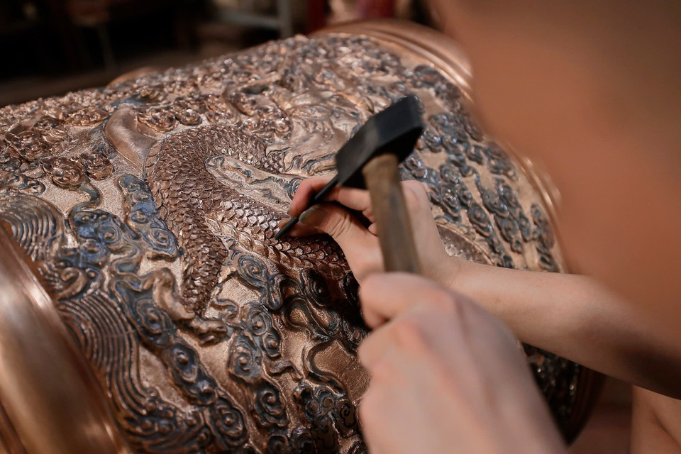 Los artesanos tallan cuidadosamente cada detalle en los productos. (Foto: VNA)