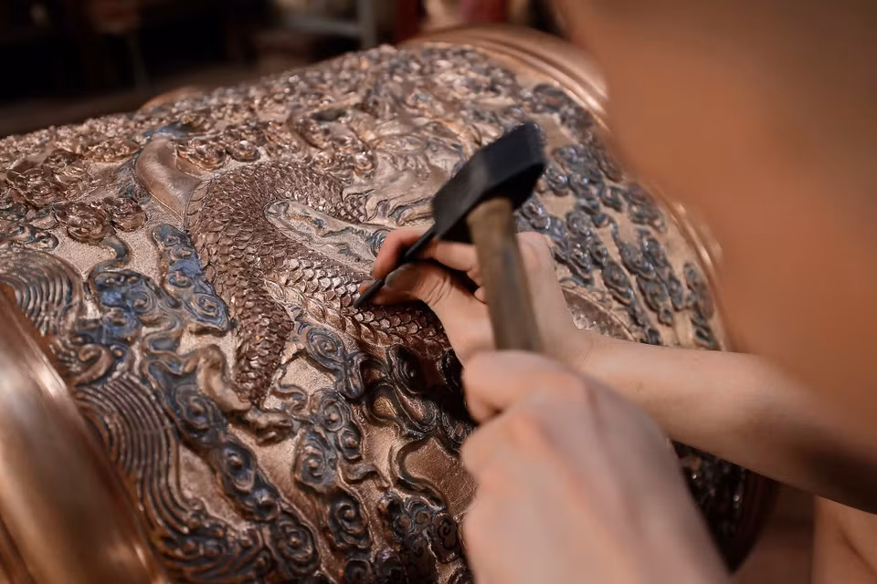 Los artesanos tallan cuidadosamente cada detalle en los productos. (Foto: VNA)