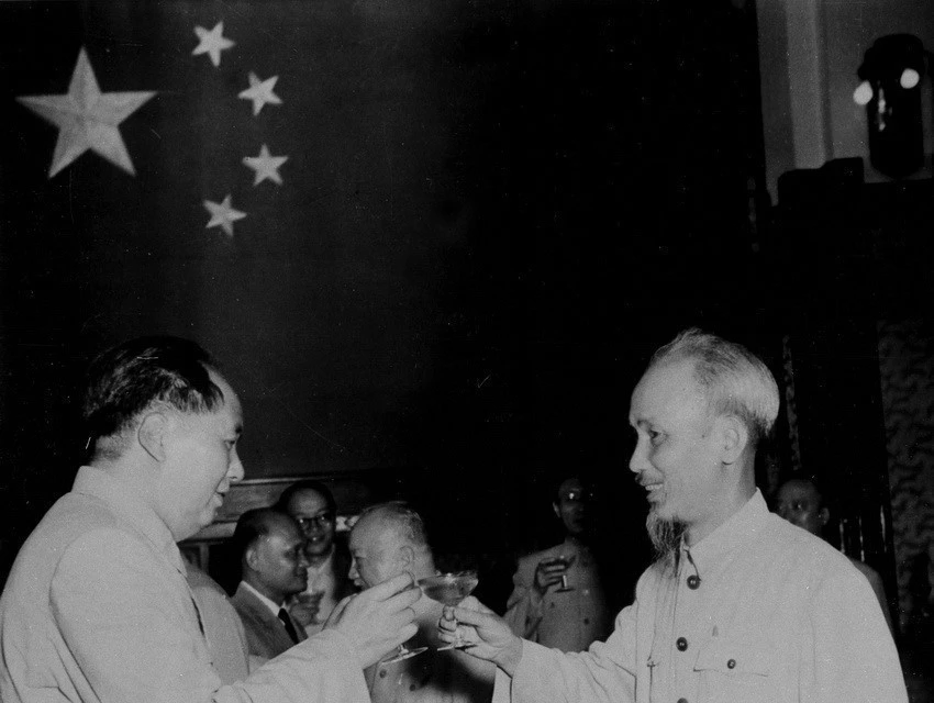 El Presidente Mao Zedong ofreció una recepción al Presidente Ho Chi Minh y a la delegación del Gobierno vietnamita en visita oficial a China (Beijing, 8 de julio de 1955). Foto: Documento Internacional/VNA