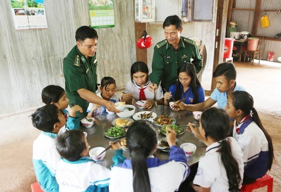 O modelo “Cozinha do Amor” foi implementado em 2018 por oficiais e soldados da Estação da Guarda de Fronteira na Porta da Fronteira Internacional de Le Thanh (Gia Lai) para ajudar estudantes em circunstâncias difíceis. (Foto: VNA)