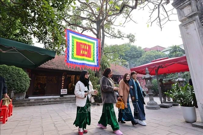 El templo Kim Lien, ubicado en el barrio Phuong Lien del distrito Dong Da, fue construido durante el reinado del rey Ly Thai To (974 - 1028) tras el establecimiento de la capital Thang Long en 1010 para proteger el acceso sur a la ciudad imperial. (Foto: VNA)