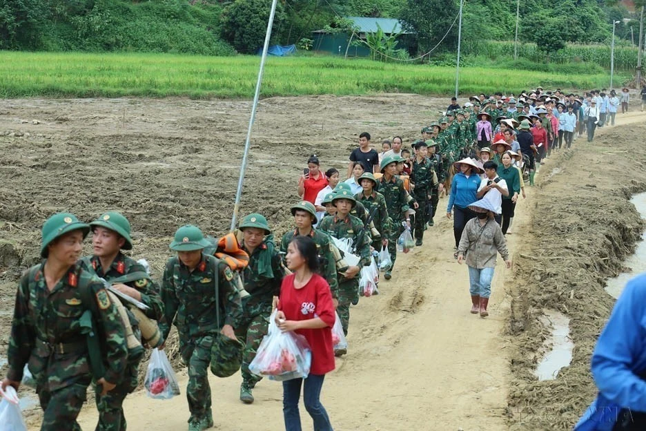 Moradores da vila de Lang Un, comuna de Phuc Khanh, distrito de Bao Yen, província de Lao Cai, despediram-se dos soldados do 98º Regimento, 316ª Divisão da Região Militar 2, que participaram da busca por vítimas desaparecidas devido a deslizamentos de terra durante 14 dias em Setembro de 2024. (Foto: VNA)