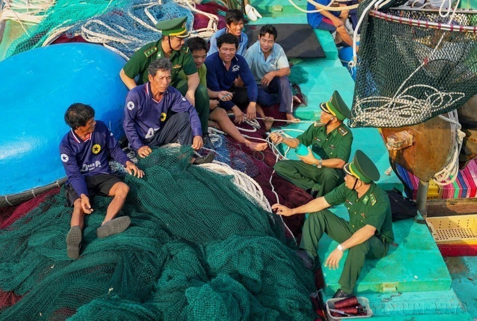 Oficiais e soldados do posto de guarda fronteiriça de Truong Sa, na província de Khanh Hoa, sempre apoiam os pescadores. (Foto: VNA)