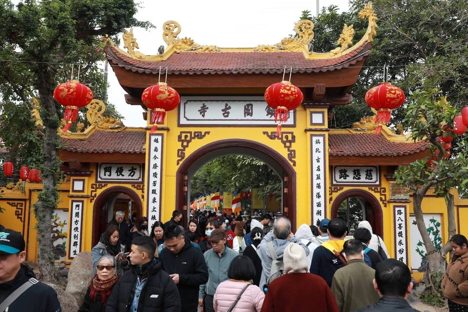 Los habitantes de Hanoi van a la pagoda de Tran Quoc en el primer día del Año Nuevo Lunar. (Fuente: VNA)