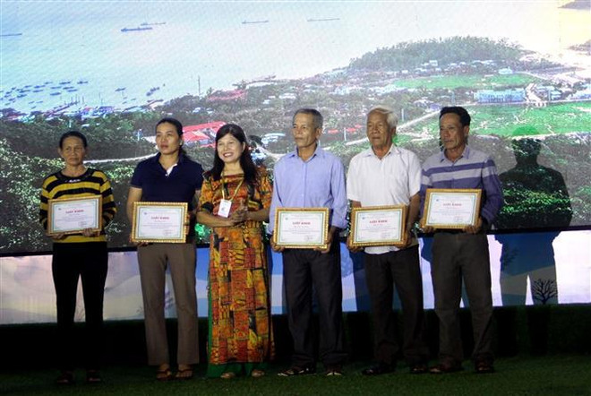 Las personas que contribuyeron al reconocimiento por parte de la UNESCO de Cu Lao Cham - Hoi An como reserva mundial de la biosfera recibieron los certificados de mérito de la administración de la comuna insular de Tan Hiep en la ciudad de Hoi An, provincia de Quang Nam, durante la ceremonia. (Foto: VNA ) vna_potal_quang_nam_thanh_pho_hoi_an_to_chuc_ky_niem_15_nam_cu_lao_cham_-_hoi_an_duoc_unesco_cong_nhan_khu_du_tru_sinh_quyen_the_gioi_7392556.jpg