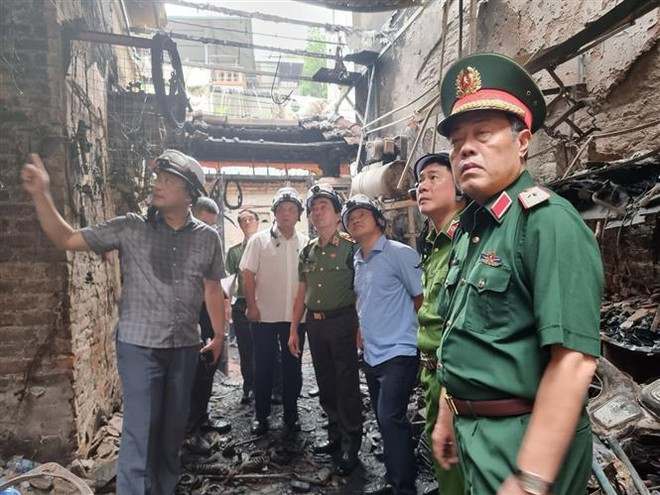 El coronel general Tran Quoc To, viceministro del Ministerio de Seguridad Pública, llega a la escena del incendio (Fuente: VNA) gfhrhr.jpg