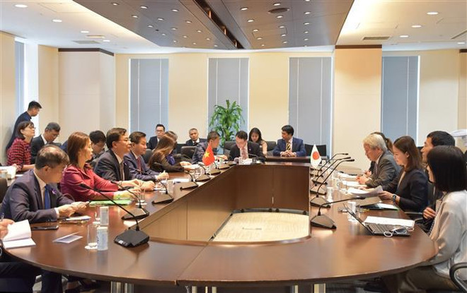 Panorama de la cita entre el viceprimer ministro de Vietnam, Le Minh Khai, y el presidente de la Agencia de Cooperación Internacional de Japón (JICA), Tanaka Akihiko. (Fuente: VNA) vna_potal_pho_thu_tuong_chinh_phu_le_minh_khai_gap_thu_tuong_nhat_ban_tiep_chu_tich_jica__7393327.jpg