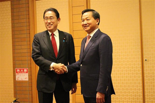 El premier de Japón, Kishida Fumio, y el viceprimer ministro de Vietnam Le Minh Khai. (Fuente: VNA) vna_potal_pho_thu_tuong_chinh_phu_le_minh_khai_gap_thu_tuong_nhat_ban_kishida_tiep_chu_tich_jica_7393320.jpg