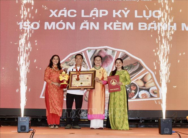 Se establece un nuevo récord de 150 platos para comer con Banh mi en el festival (Foto:VNA) uuid=7E0E7D0A-F1C9-4DF7-A78C-4EF9BE3A4423&library=1&type=1&mode=1&loc=true&cap=true.jpg
