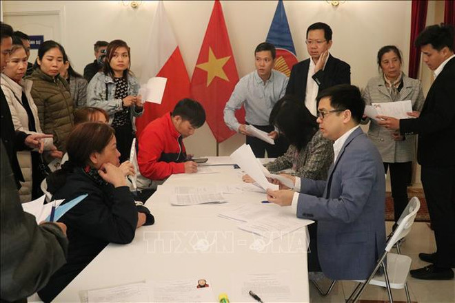 Funcionarios de la Embajada de Vietnam en Polonia reciben solicitudes de los coterráneos. (Foto: VNA) uuid=65AEE828-0182-401A-B303-01F967B2CBB7&library=1&type=1&mode=1&loc=true&cap=true.jpg