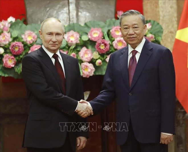 El secretario general del PCV y presidente de Vietnam, To Lam (entonces presidente de Vietnam) (en la derecha), y el presidente ruso, Vladimir Putin, se tomaron una foto juntos, junio de 2024. (Foto : VNA) hoi-dam-20624.jpg