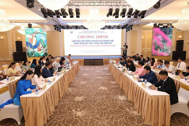 Panorama de la reunión (Foto: VNA) vna_potal_chuyen_gia_unesco_lam_viec_voi_lanh_dao_tinh_ve_cong_vien_dia_chat_lang_son_7474364.jpg