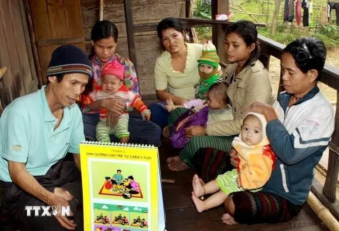 Un trabajador de salud brinda consejos sobre nutrición infantil a la etnia Bru - Van Kieu en el distrito de Le Thuy, provincia de Quang Binh, como parte de los esfuerzos para reducir la desnutrición entre los niños menores de cinco años en áreas montañosas y remotas. (Foto: VNA) 5.webp