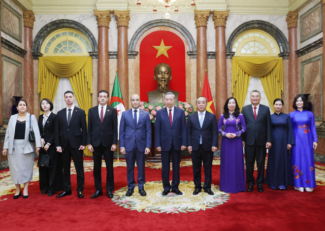 El secretario general del Comité Central del Partido Comunista y presidente de Vietnam, To Lam, y representantes de Argelia. (Fuente: VNA) jghggr.jpg