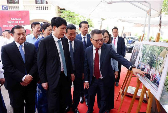 El general Luong Cuong, miembro del Buró Político y permanente del Secretariado del Comité Central del PCV en la exposición sobre el secretario general Nguyen Phu Trong. (Fuente: VNA) ghgj.jpg