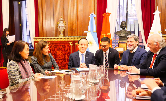 Nguyen Ngoc Tuan, vicesecretario del Comité del Partido Comunista de Hanoi y presidente del Consejo Popular municipal, y funcionarios de Buenos Aires. (Fuente: VNA) 1 (3).JPG