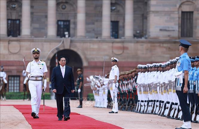 El primer ministro Pham Minh Chinh pasa revista a la guardia de honor. (Fuente: VNA) tham-an-do-182024.jpg