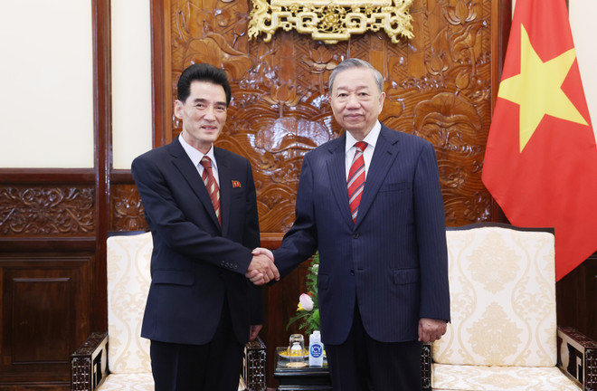 El secretario general del Comité Central del Partido Comunista y presidente de Vietnam, To Lam, y el embajador de Corea del Norte, Ri Sung Guk. (Fuente: VNA) treiu.jpg