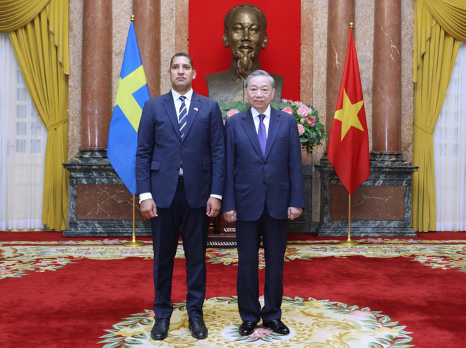 El secretario general del Comité Central del Partido Comunista y presidente de Vietnam, To Lam, y el embajador sueco, Johan Ndisi. (Fuente: VNA) thuy.jpg