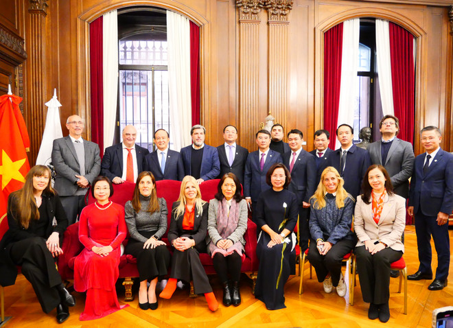 La delegación de Hanoi y representantes de Buenos Aires. (Fuente: VNA) 2 (3).JPG