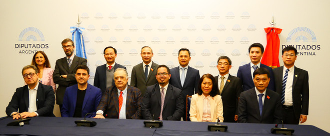 La delegación de la Asamblea Nacional de Vietnam y representantes del Grupo Parlamentario de Amistad Argentina - Vietnam. (Fuente: VNA) P1000551 (1).JPG