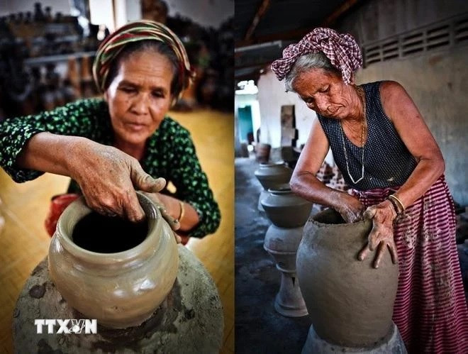 Artesanos Cham en el pueblo alfarero de Bau Truc, uno de los más antiguos del Sudeste Asiático. (Foto: VNA) cham.jpg