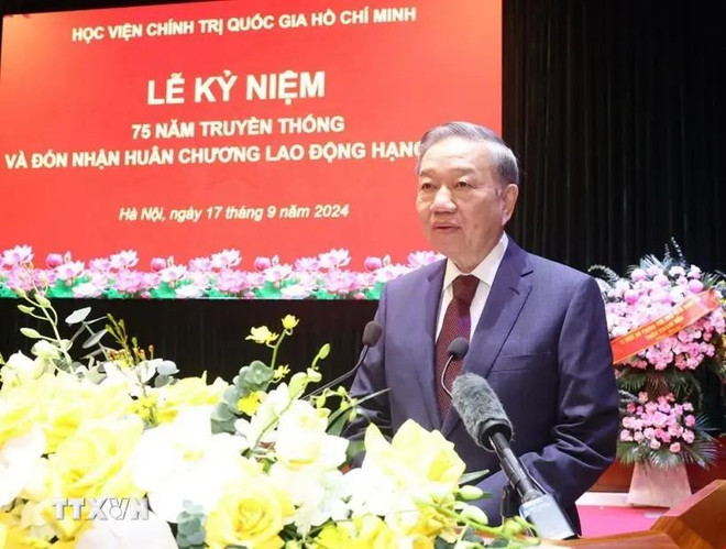 El secretario general del Partido Comunista de Vietam y presidente, To Lam, en la ceremonia. (Fuente: VNA) -nam-hoc-vien-chinh-tri-quoc-gia-ho-chi-minh-3-3559.jpg.webp