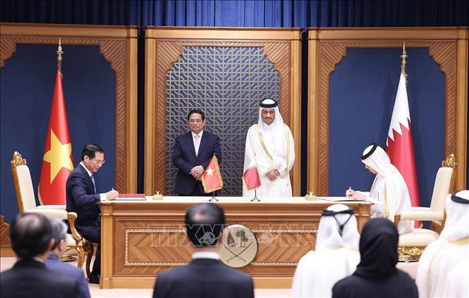 Los dos primeros ministros presencian la firma de un protocolo entre los gobiernos vietnamita y qatarí que modifica el acuerdo intergubernamental sobre transporte aéreo. (Foto: VNA) hình_ảnh (27).jpg