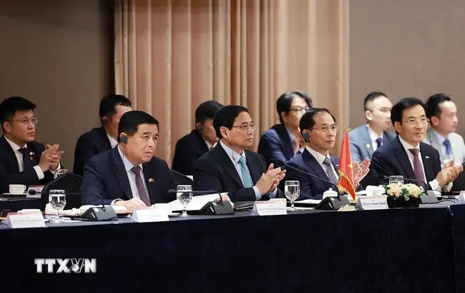 El primer ministro de Vietnam, Pham Minh Chinh, se reúne los directivos de algunas corporaciones surcoreanas. (Foto: VNA) minh chinh 2.jpg
