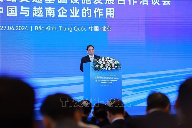 El primer ministro de Vietnam, Pham Minh Chinh, habla en la cita. (Fuente: VNA) vna_potal_thu_tuong_du_hoi_nghi_hop_tac_viet_nam_-_trung_quoc_ve_phat_trien_ha_tang_chien_luoc_giao_thong_stand.jpg