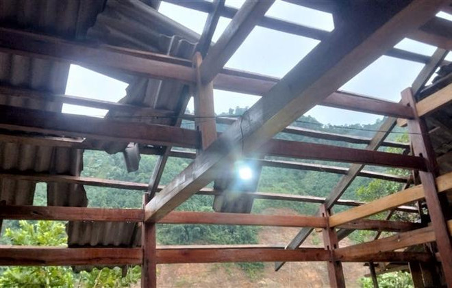 El tifón dañó las casas en la provincia norteña de Yen Bai (Foto: VNA) vna_potal_bao_so_3_gay_thiet_hai_hon_123_ngoi_nha_tai_yen_bai_7579096.jpg