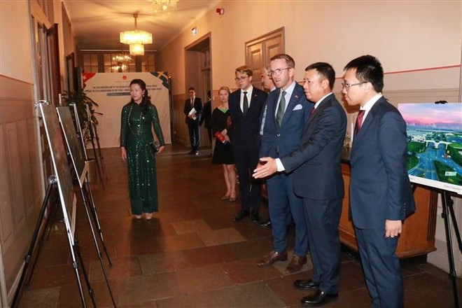 El embajador Tran Van Tuan presenta una exposición fotográfica sobre Vietnam a los funcionarios suecos. (Foto: VNA) vna_potal_dien_dan_doanh_nghiep_viet_nam_–_thuy_dien_2024_hop_tac_vi_mot_tuong_lai_phat_trien_ben_vung_072551377_7577864.jpg