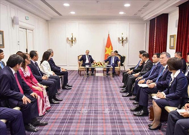 Panorama del encuentro entre el secretario general del Partido Comunista de Vietnam y el presidente del país, To Lam, y Benoît de Saint. -Exupéry, vicepresidente ejecutivo de Airbus encargado de las ventas de aviones comerciales. (Fuente: VNA) hình_ảnh (9).jpg