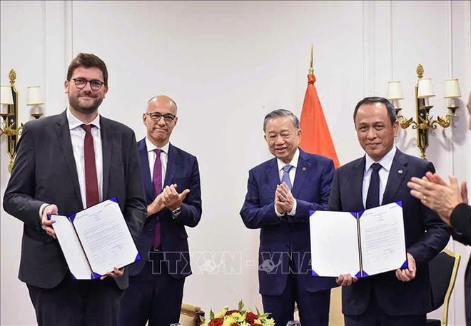 El secretario general del Partido Comunista de Vietnam y el presidente del país, To Lam (segunda persona desde la derecha) presenció la entrega de los documentos de cooperación entre Safran y Vietjet. (Fuente: VNA) hình_ảnh (8).jpg