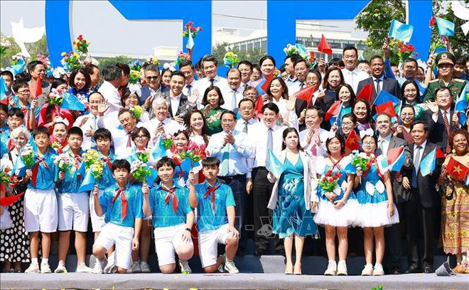 El premier Pham Minh Chinh y delegados participantes en el Festival Cultural por la Paz. (Fuente: VNA) hình_ảnh (12).jpg