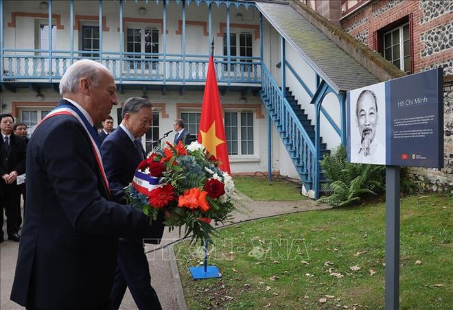 El secretario general del Partido Comunista y presidente de Vietnam, To Lam, y el alcalde de la ciudad de Sainte-Adresse, Hubert Dejean de la Batie, depositan flores ante la placa conmemorativa dedicada al Presidente Ho Chi Minh. (Fuente: VNA) hình_ảnh (13).jpg