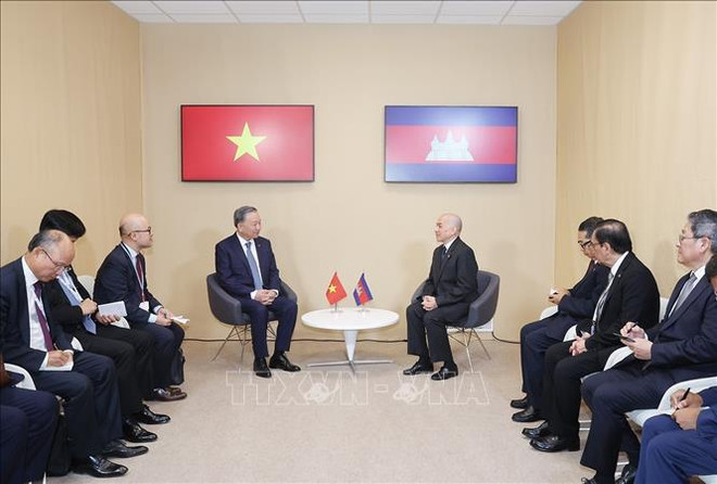 El secretario general del Partido Comunista y presidente de Vietnam, To Lam (en la izquierda) y el rey camboyano}, Norodom Sihamoni. (Fuente: VNA) hình_ảnh (6).jpg