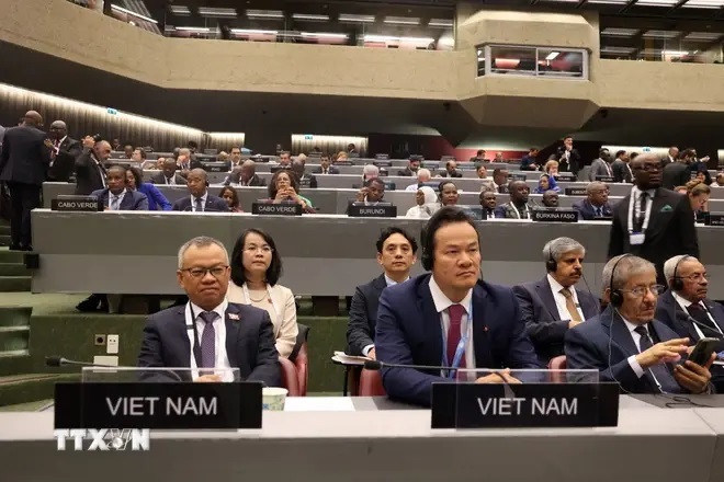 El subjefe del Comité de Asuntos Exteriores de la Asamblea Nacional de Vietnam, Nguyen Manh Tien, con el embajador Mai Phan Dung, el jefe de la delegación vietnamita en Ginebra en la cita (Foto: VNA). VN.jpg
