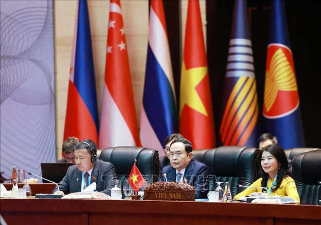 El presidente de la Asamblea Nacional de Vietnam, Tran Thanh Man (en el medio), en la reunión del Comité Ejecutivo de AIPA. (Fuente: VNA) vna_potal_chu_tich_quoc_hoi_tran_thanh_man_du_phien_hop_ban_chap_hanh_aipa-45_stand.jpg