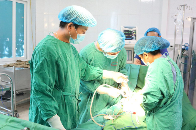 Médicos del Hospital General Provincial realizaron una cirugía para extirpar un tumor de casi 8 kilogramos al paciente. (Fuente: https://baolaichau.vn/) IMG_6206_dccf1_1715917474694.jpg
