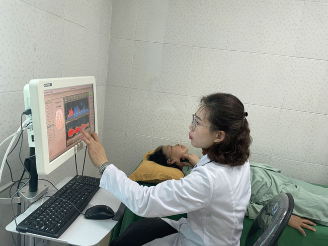 El Sector de la Salud alienta a las instalaciones médicas a aplicar técnicas nuevas y de alta tecnología en el examen y tratamiento de enfermedades. (Fuente: https://baolaichau.vn/) z5289493342616_83494433f0d257ce18d91c19320da0a3_2f790_1715917732928.jpg