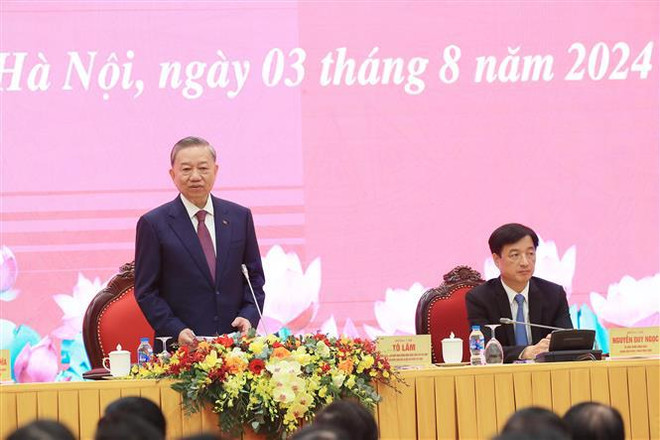 El secretario general del PCV y presidente de Vietnam, To Lam, responde a las preguntas de los periodistas nacionales e internacionales. (Foto: VNA) vna_potal_ban_chap_hanh_trung_uong_dang_khoa_xiii_to_chuc_hop_bao_7519150.jpg