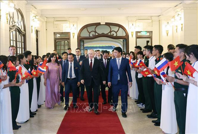 El presidente ruso, Vladimir Putin, asiste al encuentro con los representantes de la Asociación de Amistad Vietnam-Rusia y los vietnamitas que estudiaron en la nación euroasiática. (Foto: VNA) uuid=4B000BFA-6863-43ED-92B8-78327BEAF649&library=1&type=1&mode=1&loc=true&cap=true.jpg