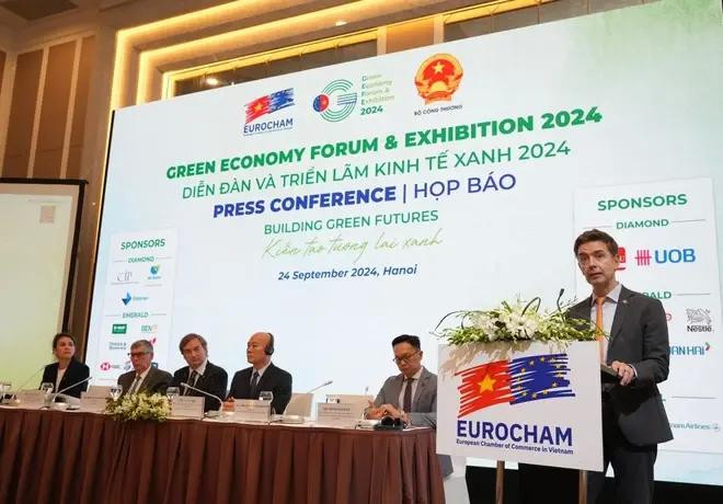 Julien Guerrier, embajador de la UE en Vietnam, se dirige al evento (Foto: EuroCham) Đại_sứ_EU_tại_Việt_Nam_phát_biểu_tại_sự_kiện_(Ảnh_EuroCham).webp