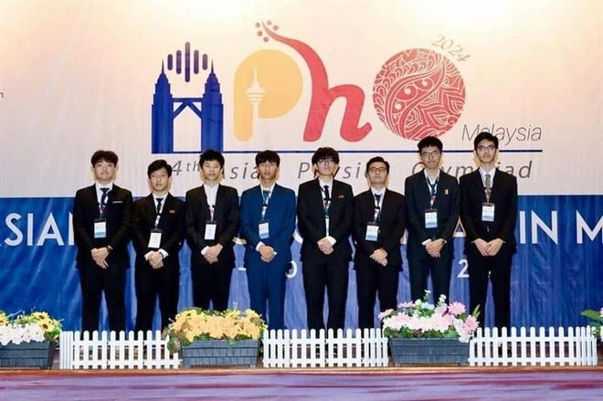 Miembros del equipo de la Olimpiada Asiática de Física de Vietnam 2024. (Foto: Vietnam+) cac-hoc-sinh-vn-du-thi-olympic-vat-ly-chau-a-nam-2024-1903.jpeg.webp