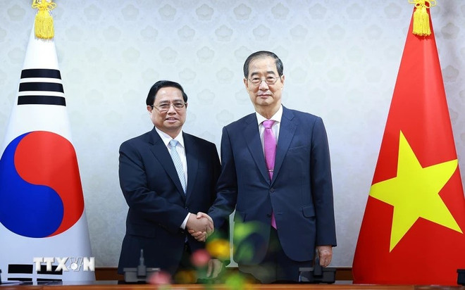 El primer ministro de Vietnam (en la izquierda), Pham Minh Chinh, sostiene conversaciones con su par surcoreano, Han Duck Soo. (Foto: VA) MINH CHINH.jpg