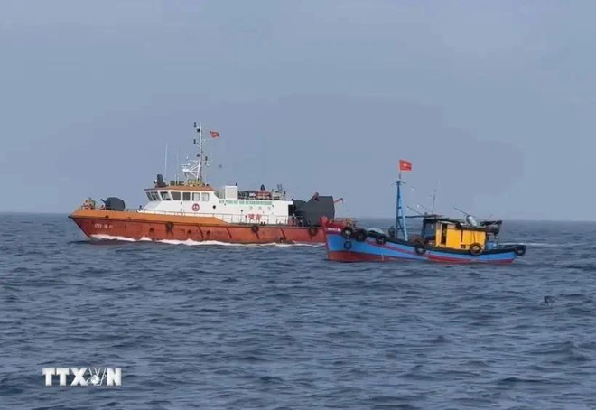 Un barco de las autoridades policiales de Vietnam patrulla en el mar. (Foto ilustrativa: VNA) iuu-fishing-1944.jpg.webp