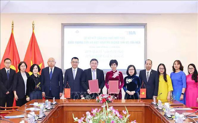 La directora general de la VNA, Vu Viet Trang; el editor en jefe adjunto de Xinhua, Ren Weidong, y los delegados participantes en la cita (Foto: VNA) uuid=C5DD153F-4C03-4109-B907-B78580C99C1B&code=001&library=1&type=1&mode=1&loc=true&cap=true.webp